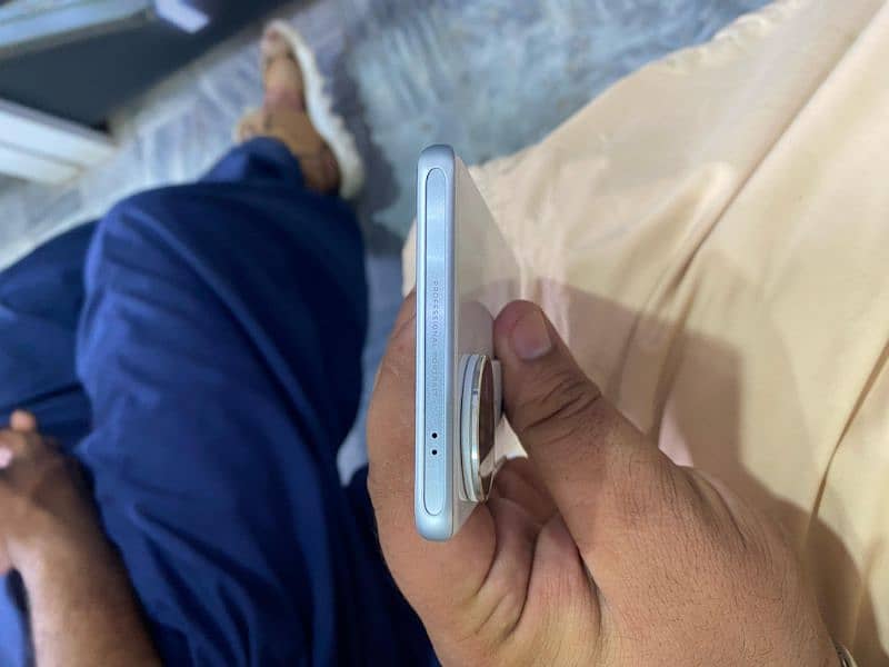v40 10/10 condition white colour Full box 4