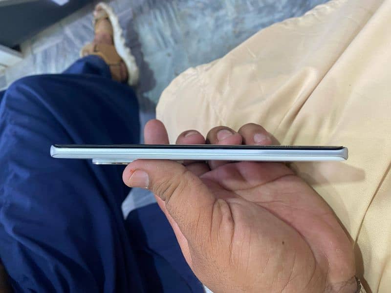 v40 10/10 condition white colour Full box 5