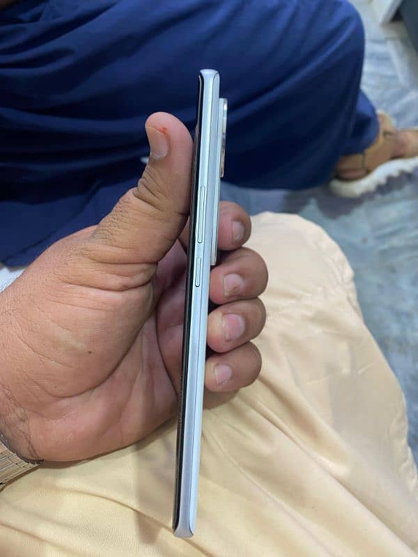 v40 10/10 condition white colour Full box 7