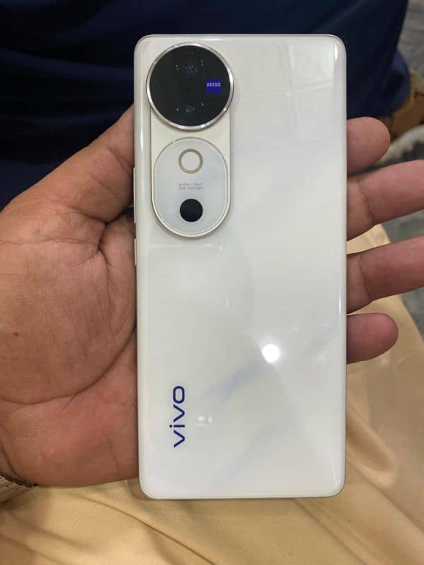 v40 10/10 condition white colour Full box 8