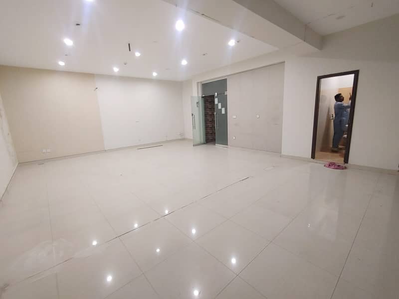4 MARLA FULL BUILDING ON MAIN ROAD OF PHASE 6 MAIN BULEWARD 1