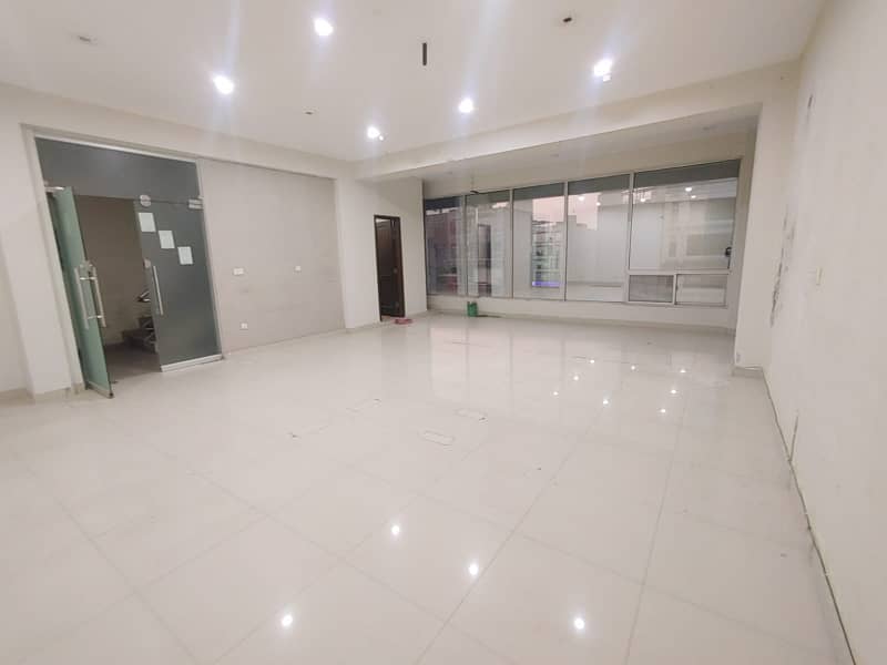 4 MARLA FULL BUILDING ON MAIN ROAD OF PHASE 6 MAIN BULEWARD 2