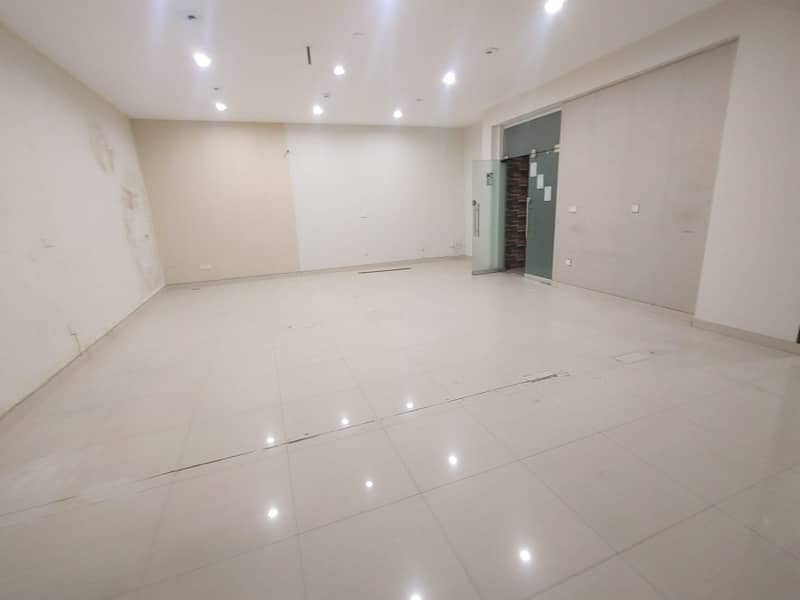 4 MARLA FULL BUILDING ON MAIN ROAD OF PHASE 6 MAIN BULEWARD 4