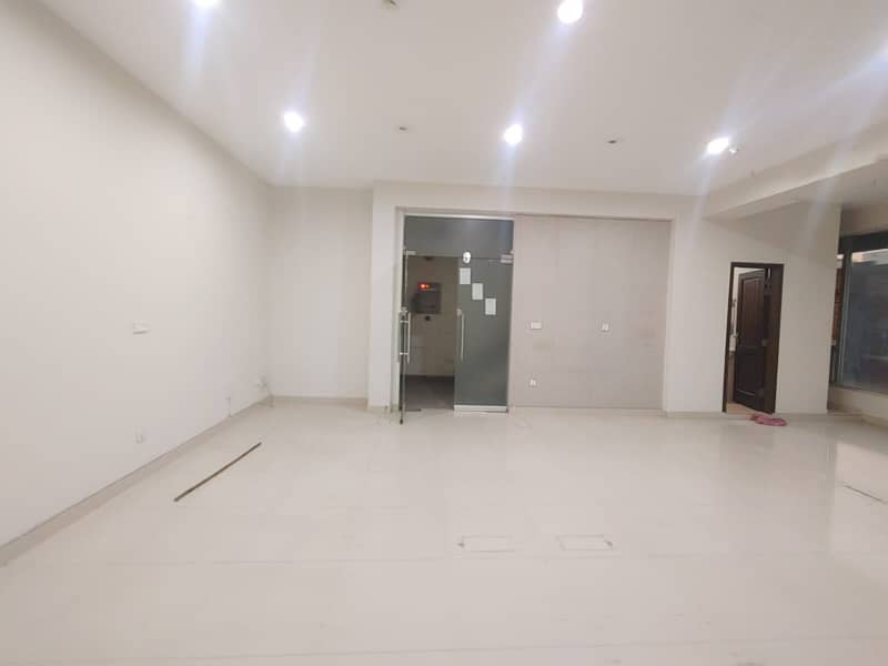 4 MARLA FULL BUILDING ON MAIN ROAD OF PHASE 6 MAIN BULEWARD 5