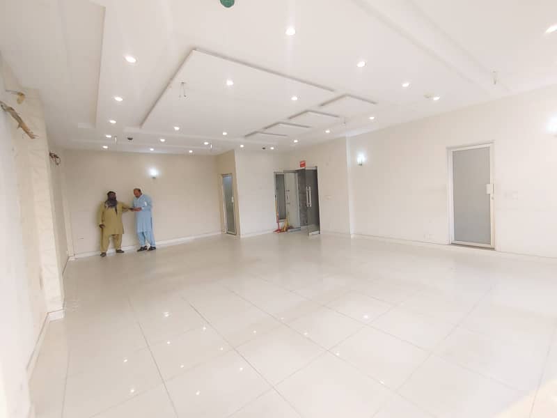 4 MARLA FULL BUILDING ON MAIN ROAD OF PHASE 6 MAIN BULEWARD 6