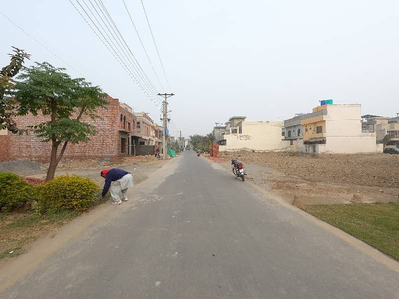 Unoccupied Prime Location House Of 10 Marla Is Available For Sale In Central Park Housing Scheme 2