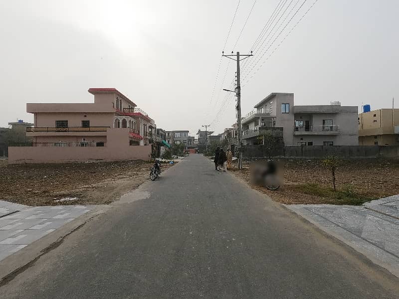 Unoccupied Prime Location House Of 10 Marla Is Available For Sale In Central Park Housing Scheme 3