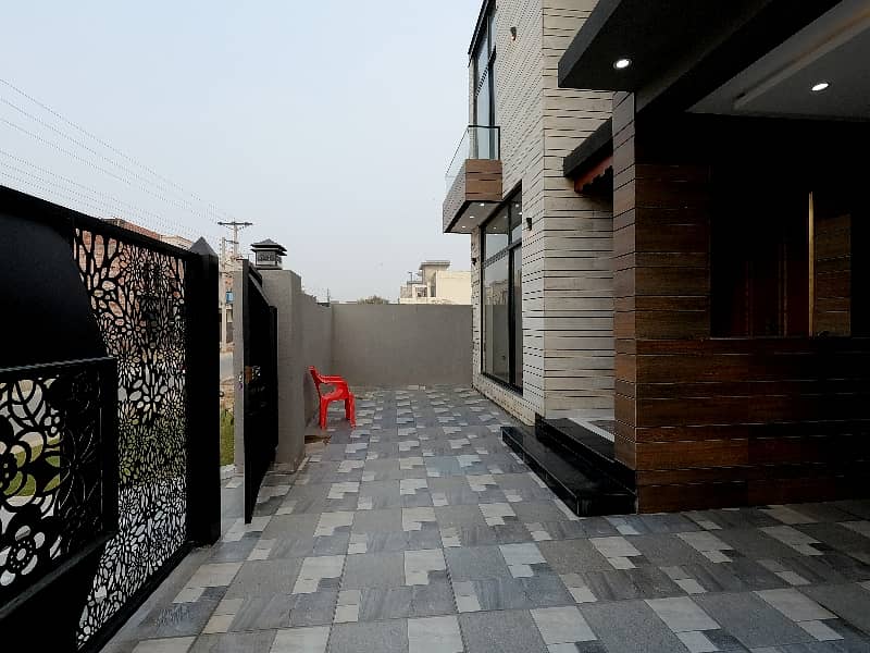 Unoccupied Prime Location House Of 10 Marla Is Available For Sale In Central Park Housing Scheme 5