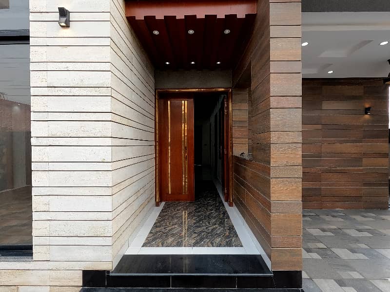 Unoccupied Prime Location House Of 10 Marla Is Available For Sale In Central Park Housing Scheme 6