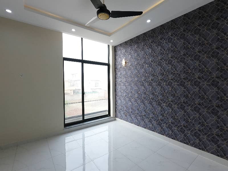Unoccupied Prime Location House Of 10 Marla Is Available For Sale In Central Park Housing Scheme 26