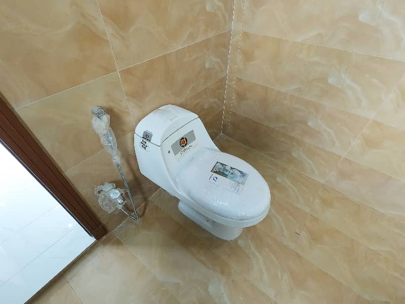 Unoccupied Prime Location House Of 10 Marla Is Available For Sale In Central Park Housing Scheme 31