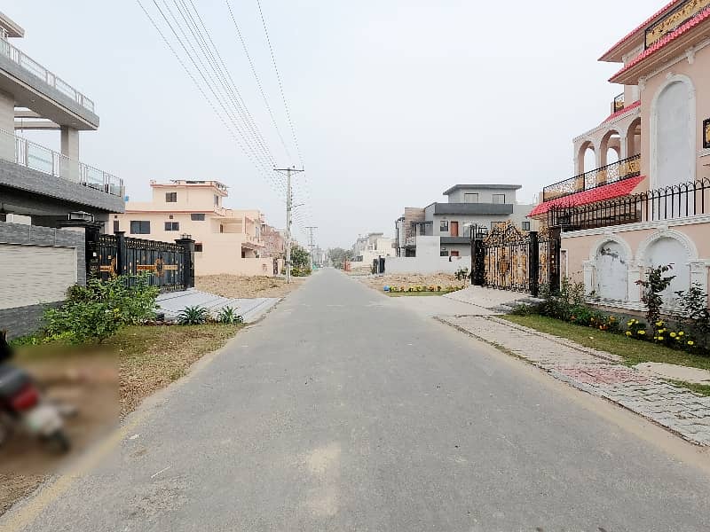 Prime Location 10 Marla House For Sale In The Perfect Location Of Central Park - Block A 1