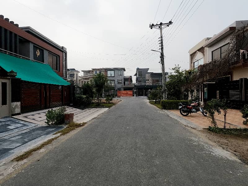 Prime Location 10 Marla House For Sale In The Perfect Location Of Central Park - Block A 2