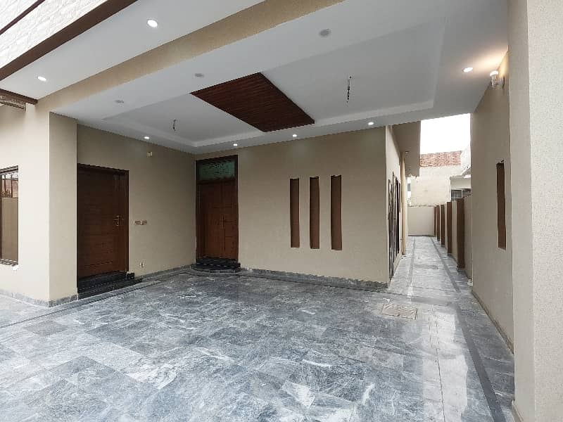 Prime Location 10 Marla House For Sale In The Perfect Location Of Central Park - Block A 3