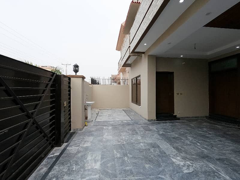 Prime Location 10 Marla House For Sale In The Perfect Location Of Central Park - Block A 4