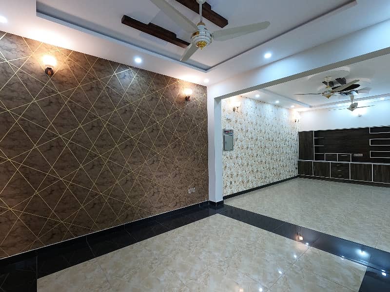 Prime Location 10 Marla House For Sale In The Perfect Location Of Central Park - Block A 5
