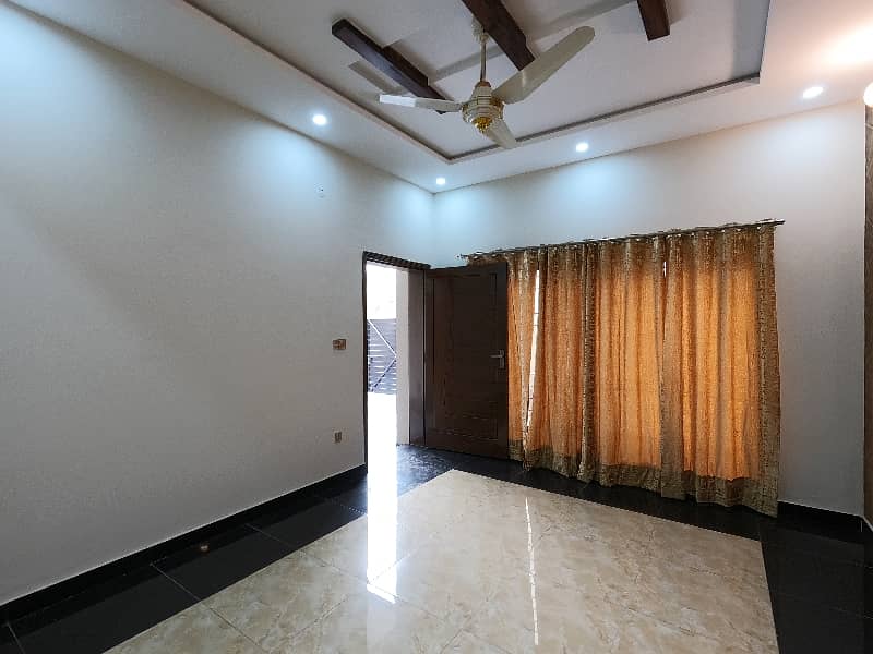 Prime Location 10 Marla House For Sale In The Perfect Location Of Central Park - Block A 6