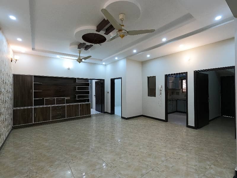 Prime Location 10 Marla House For Sale In The Perfect Location Of Central Park - Block A 7