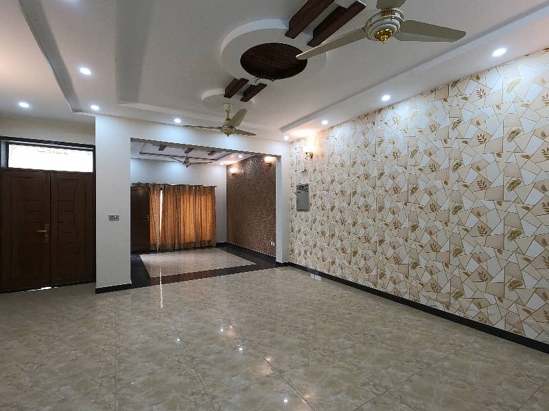 Prime Location 10 Marla House For Sale In The Perfect Location Of Central Park - Block A 8