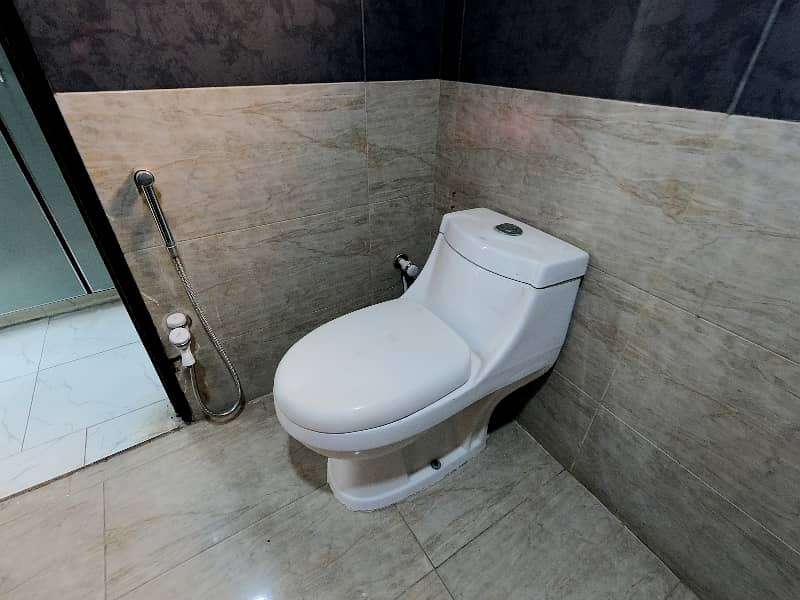 Prime Location 10 Marla House For Sale In The Perfect Location Of Central Park - Block A 14