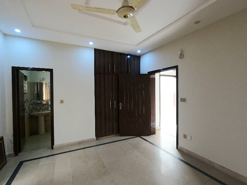 Prime Location 10 Marla House For Sale In The Perfect Location Of Central Park - Block A 23