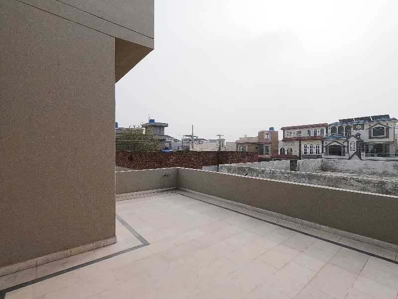 Prime Location 10 Marla House For Sale In The Perfect Location Of Central Park - Block A 26