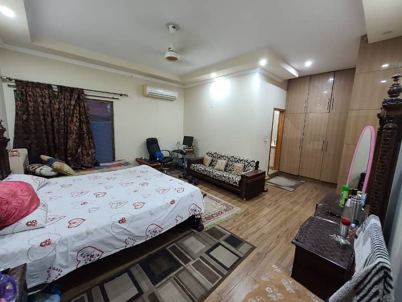 Gulberg 3 corner house for sale 12