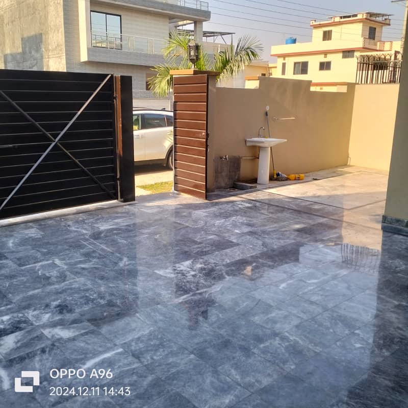 Prime 10 Marla Double-Storey Home In Central Park'S Vip Lane A-Block 2