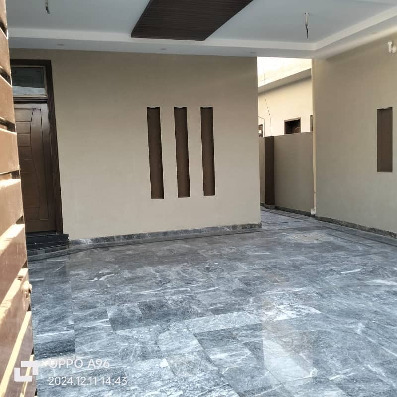 Prime 10 Marla Double-Storey Home In Central Park'S Vip Lane A-Block 5
