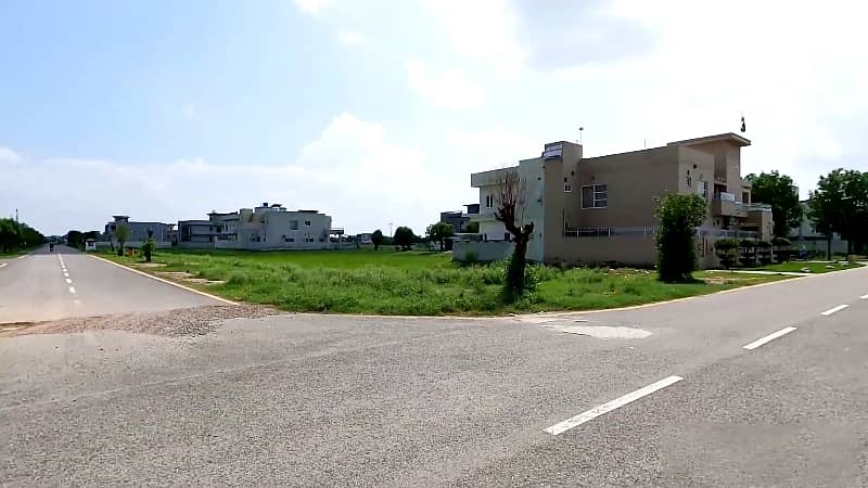 10 Marla Plot Avilable Fore Sale Prime Loctaion 3