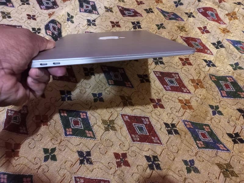 Macbook Air 2019 with apple mouse 4