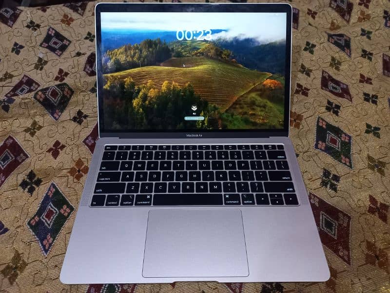 Macbook Air 2019 with apple mouse 5