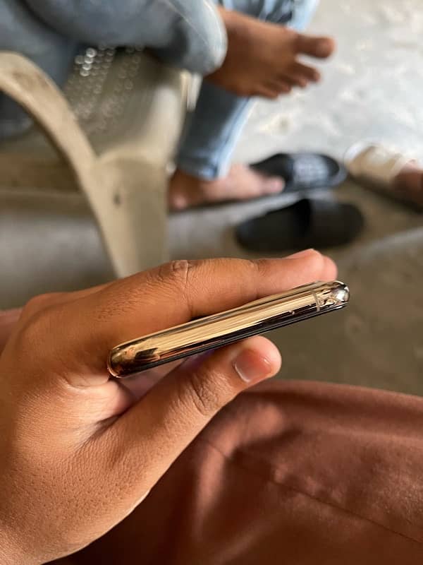 iPhone 11 Pro 4