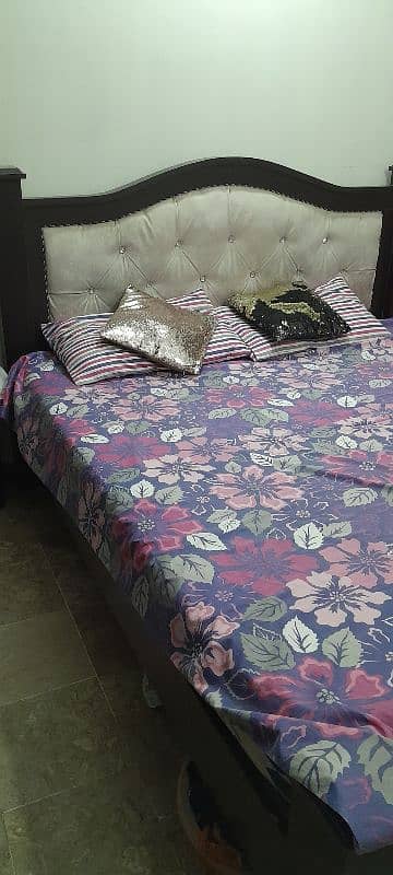king size bed  dressing tablle and 4 door almari urgent sale 2