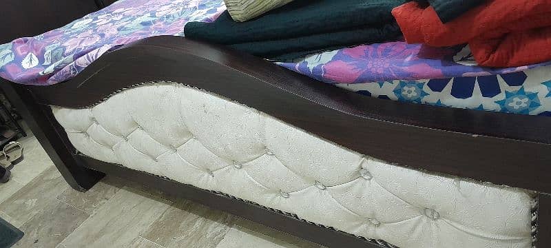 king size bed  dressing tablle and 4 door almari urgent sale 5