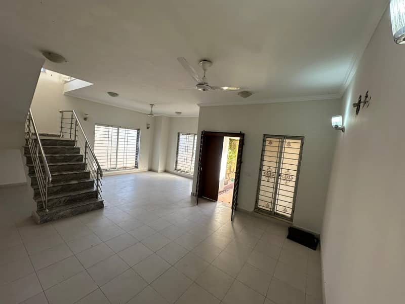 152sq yd 3 Bedrooms Luxury Villa is Available FOR RENT. 8km from Entrance of BTK. 3 Bed DDL 1 Kitchen 1