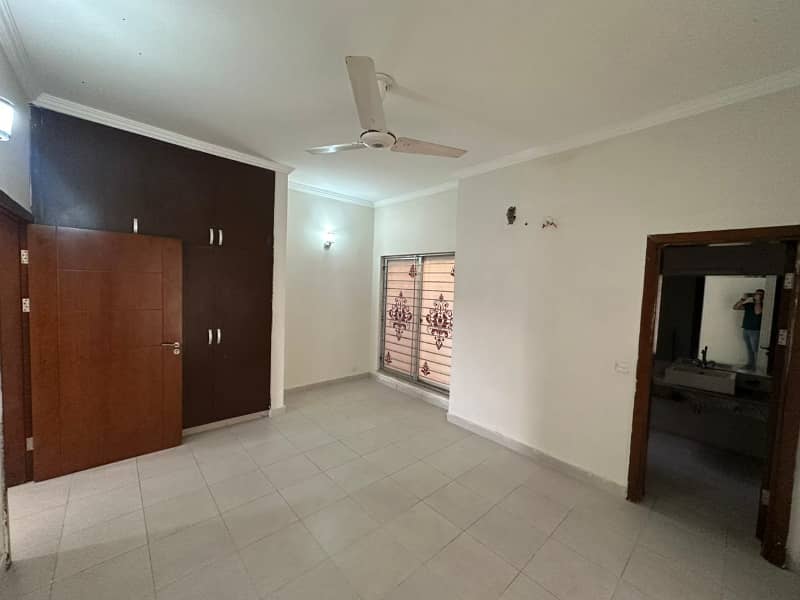 152sq yd 3 Bedrooms Luxury Villa is Available FOR RENT. 8km from Entrance of BTK. 3 Bed DDL 1 Kitchen 2
