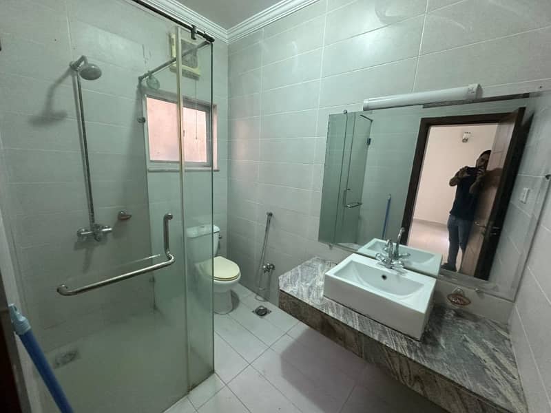 152sq yd 3 Bedrooms Luxury Villa is Available FOR RENT. 8km from Entrance of BTK. 3 Bed DDL 1 Kitchen 4