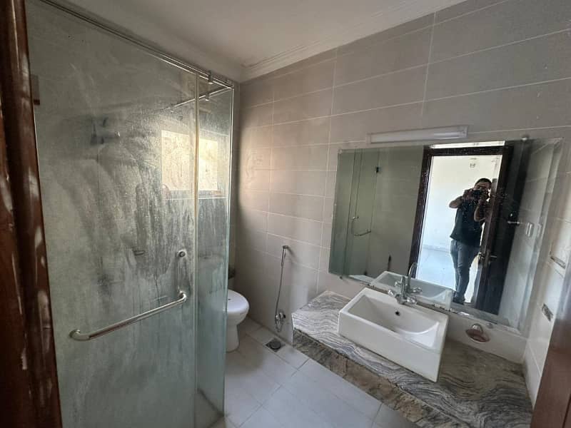 152sq yd 3 Bedrooms Luxury Villa is Available FOR RENT. 8km from Entrance of BTK. 3 Bed DDL 1 Kitchen 5