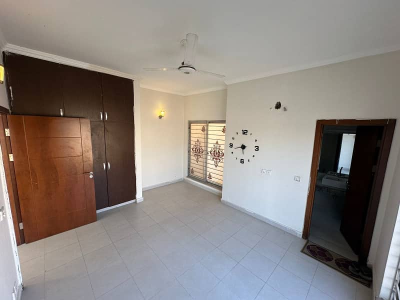 152sq yd 3 Bedrooms Luxury Villa is Available FOR RENT. 8km from Entrance of BTK. 3 Bed DDL 1 Kitchen 6