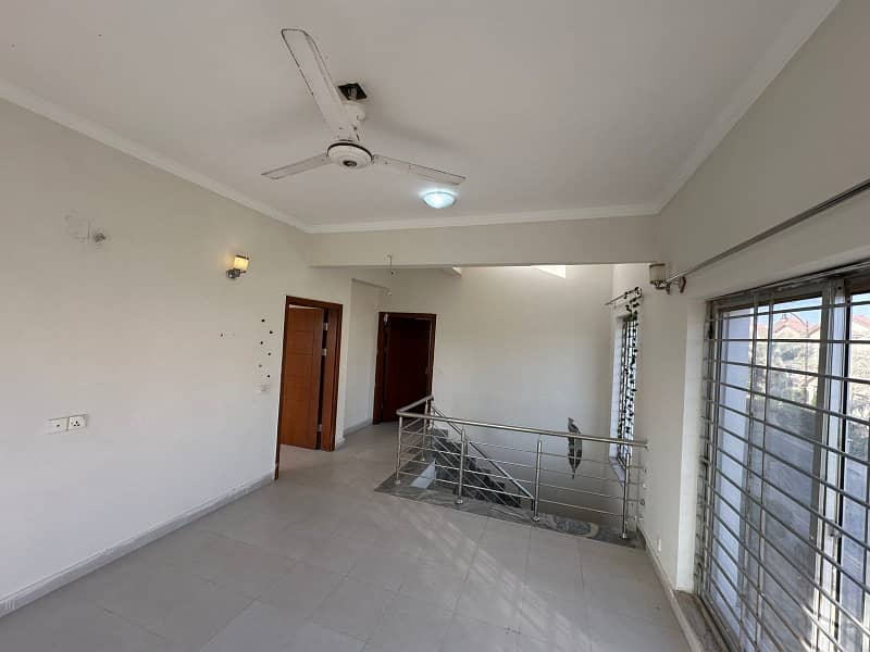 152sq yd 3 Bedrooms Luxury Villa is Available FOR RENT. 8km from Entrance of BTK. 3 Bed DDL 1 Kitchen 7