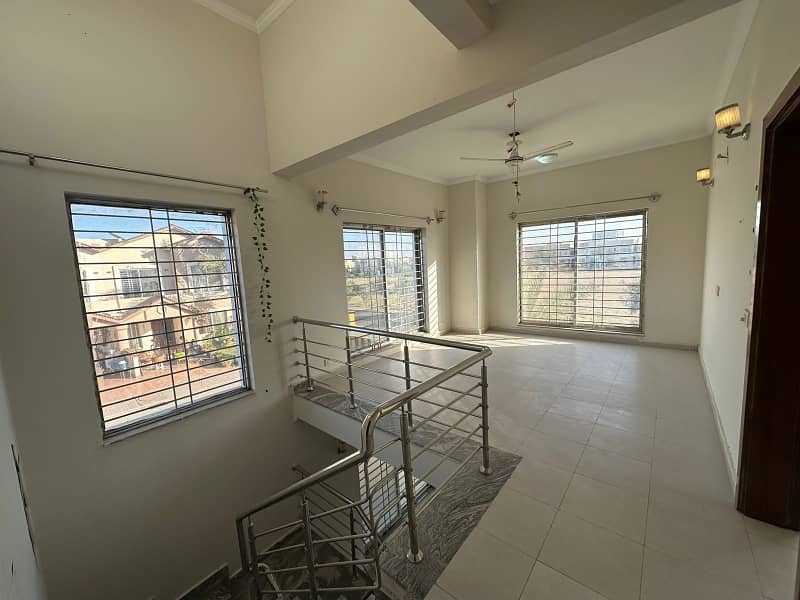 152sq yd 3 Bedrooms Luxury Villa is Available FOR RENT. 8km from Entrance of BTK. 3 Bed DDL 1 Kitchen 11