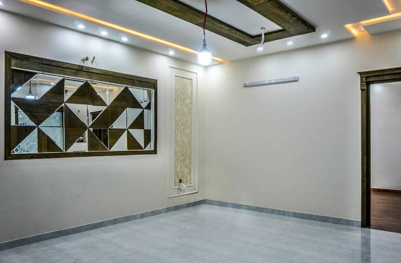 10 Marla Brand New House Sui Gas Meter Installed Triple Storey Designer House Solid Construction 22