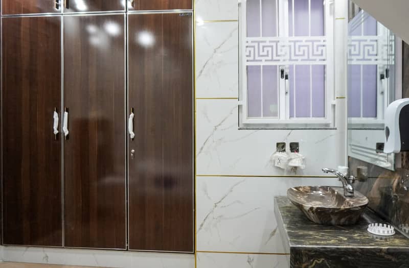 10 Marla Brand New House Sui Gas Meter Installed Triple Storey Designer House Solid Construction 28