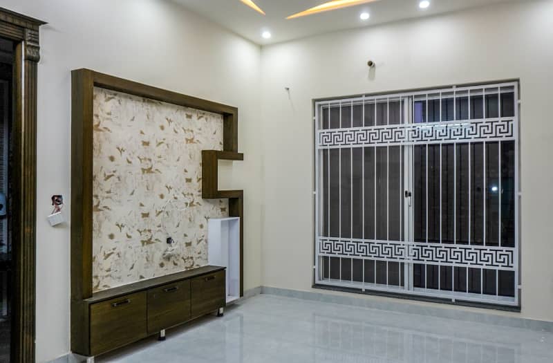10 Marla Brand New House Sui Gas Meter Installed Triple Storey Designer House Solid Construction 34