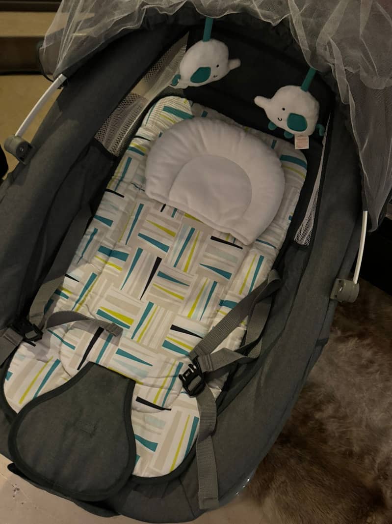 Mastela 3 in 1 baby bassinet/ swing baby gear 1