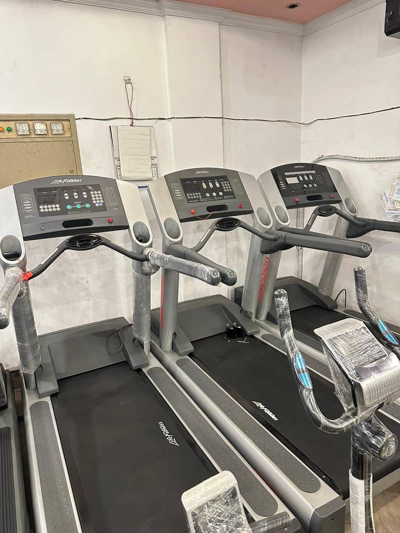 Lifefitness USA Brand Commercial Treadmill || Life Fitness 95Ti 11