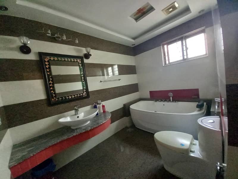 1KANAL NEWLY FULLY FURNISHED UPPER PORTION (LOWER PORTION LOCK ) IN DHA PHASE 5 3