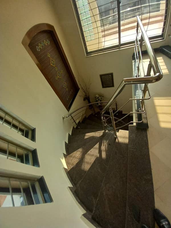 1KANAL NEWLY FULLY FURNISHED UPPER PORTION (LOWER PORTION LOCK ) IN DHA PHASE 5 6