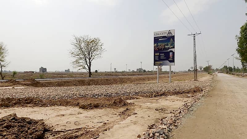 LDA City LAHORE 10 Marla Plot For Sale ALL Duse Clear 7